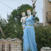 Pastavy.Soviet sculpture of mother and child., Поставы