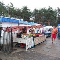 Open market with US flag used as a tent, Светлогорск