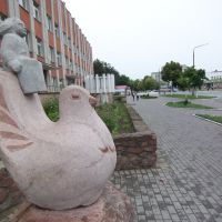 Sculpture of a dove and a girl near the childrens polyclinic, Светлогорск
