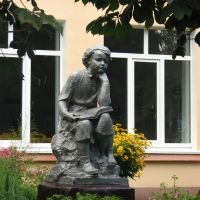 Скульптура у школы, Хойники