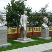 Lenin and friends, Ивье