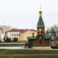 Свято-Варваринская часовня, на заднем плане памятник святой Софии Слуцкой, Слуцк