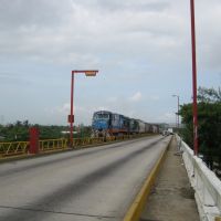 El tren viene y sube al puente del Río Coatzacoalcos, Коатцакоалькос