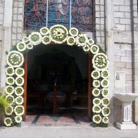 Onion skins draping entrance of San Gerardo, Игуала