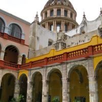 The church patio of Guanajuato university, with art exhibition, Валле-де-Сантъяго