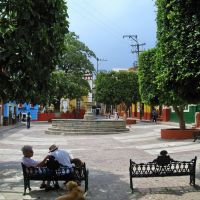 A small plaza with trees and a fountain, Гуанахуато