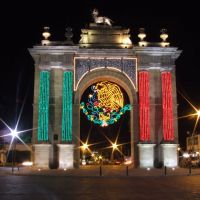 Arco de la Calzada Adornado 16 Septiembre Noche, Леон (де лос Альдамас)