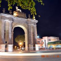 Hermoso Arco de la Calzada de Los Héroes Nocturna, Леон (де лос Альдамас)