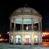 Kiosco de la Plaza de Armas de Durango por la noche, Дуранго