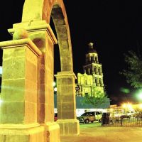 Nocturna (Arco de Monclova en la plaza principal, Монклова