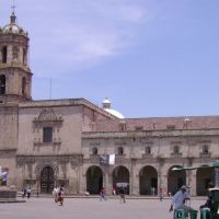 Iglesia de Sn. Francisco y Casa de Artesanias, Морелиа