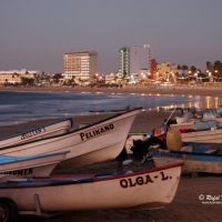 An early evening at Playa Los Pinos along El Malecon Blvd. Mazatlan, Мазатлан