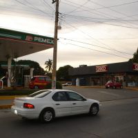 oxxo y gasolinera en calle guatemala, Сьюдад-Мадеро