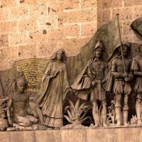 Conjunto escultórico en bronce conmemorando la fundación de Guadalajara (13 familias de Andaluces), Гвадалахара