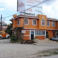 matching colours, Bldg. and Truck, think this guy likes these colours, roadside stop on way to Guatemala, Chiapas, Mx, Комитан (де Домингес)