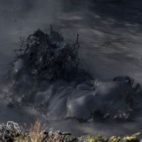 Rotorua: Mud Pool (Exploding of a large black Bubble), Роторуа