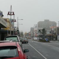 looking north along Victoria St on a foggy morning, Гамильтон