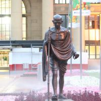 Mahatma Ghandi; Life size bronze outside Wellington Railway Station, Ловер-Хатт