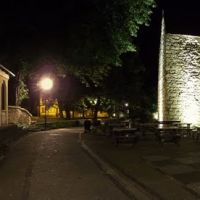 Bolesławiec nocą, fragment dawnych murów miejskich na wysokości ul. Zacisze, Болеславец