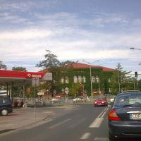 W oddali budynek przy skrzyżowaniu ulic: Lidzbarskiej i Mazurskiej, Бродница