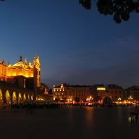POL Krakow Rynek Glowny (Sukiennice w Krakowie - Kosciol Mariacki) {in the blue hour} Panorama by KWOT, Краков (обс. ул. Коперника)