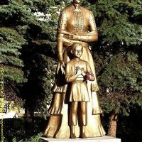 Suwałki - odnowiony pomnik Marii Konopnickiej w parku jej imienia, Сувалки