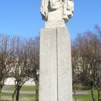 Nieopodal UM w Kościerzynie -  pomnik kaszubskiego pisarza i poety Aleksandra Majkowskiego, Косцержина