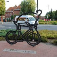 Tczew - figura kolarza przed Urzędem Miasta - upamiętniająca Tour de Pologne (kto kogo wyprzedzi ? :) ), Тчев