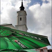 Ratusz w otoczeniu parasoli ogródka piwnego/The town hall surrounded by umbrellas from beer gardens, Гливице