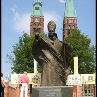 RYBNIK. Pomnik Jana Pawła II przed Bazyliką św. Antoniego Padewskiego/Statue of John Paul II in front of the St. Antoni Padewskis Basilica, Рыбник