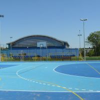 Tył hali sportowej z boiskami tzw."orlikami", Скаржиско-Каменна