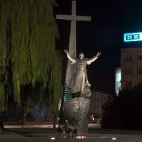 Piła nocą -  pomnik Jana Pawła II; Piła by night  - JP II monument, Пила
