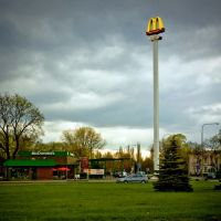 Piła: (prawdopodobnie) pierwszy na świecie "zielony" McDonalds. Piła, probably the first green McDonalds on the world., Пила