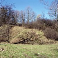 Wzgórze kryjące pozostałości zamku w Kraśniku (www.zamki.pl), Красник