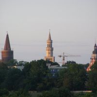 Widok znad Odry na trzy wieże - Piastowską, Ratuszową oraz Franciszkanów (kościół), Бржег