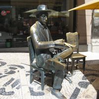 Statue of poet Fernando Pessoa in front of Cafe Brasileira, Lisbon, Portugal, Лиссабон