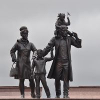 Sculpture of a young family at architectural and sculptural complex "The Trailblazers", Нефтеюганск
