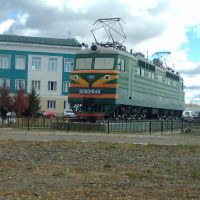 Памятник-электровоз напротив ТЧ-7, Новоалтайск