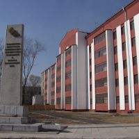 Жилой дом на ж.д. вокзале и памятник :), Белогорск