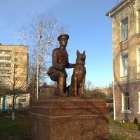 Памятник Ф.С. Хихлушки на территории гимназии №12, Белгород