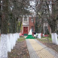 Главный корпус санатория и памятник маленькому Ленину, Ивня