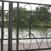 "замки верности" на ограде моста  любви в пос.Ракитном, Ракитное