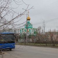 green church and blue bus, Алущевск