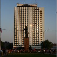 Гостиница Ахтуба, памятник В.И.Ленину. At sunset., Волжский