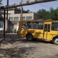 Школьный автобус во дворе школы. Фото Павла Морозова, Городище