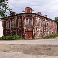 Раньше здесь был городской Дом Культуры, теперь районный центр детского творчества., Грязовец