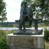 Памятник поэту Николаю Рубцову в Тотьме на берегу Сухоны, Тотьма