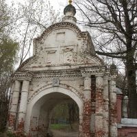 Россия: Нижегородская область: Балахна: ворота на кладбище с церковью Троицкой; 10:20 09.05.2006, Балахна
