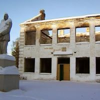 памятник горькому на фоне погорелого здания школы, Вахтан