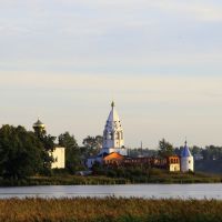 Свято-Троицкий Острово-Езерский монастырь: вид с берега, Ворсма
